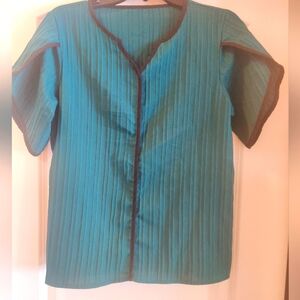 Elegant Blouse with V-neckline and Pedal Sleeves, Size L (10)
